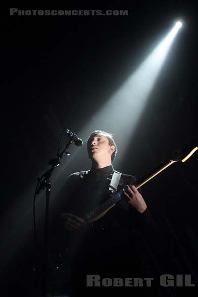 THE XX - 2012-12-18 - PARIS - CentQuatre - Nef Curial - Oliver Sim